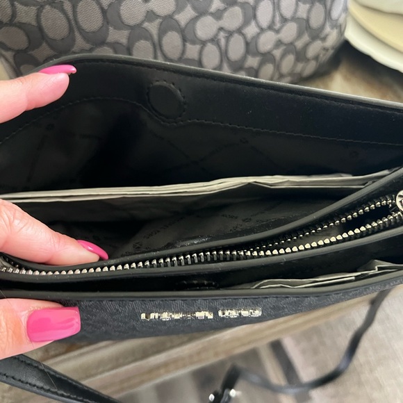 Michael kors cross body - Picture 2 of 6